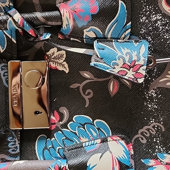 Large Prada - Picture 13 of 13